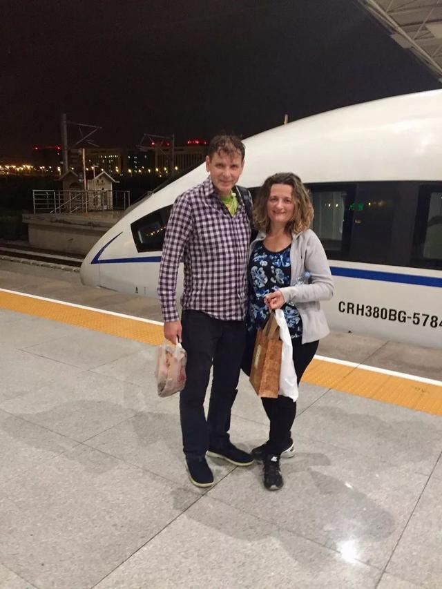 馬里奧和妻子在中國高鐵前合影.jpg