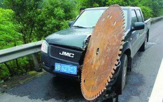 高速路上飄來一塊板，誰來賠償被板砸壞的汽車？